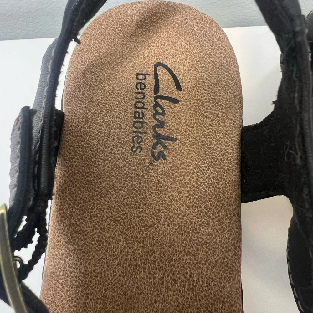 CLARKS Bendables Fisherman T-Strap Black Leather Sandals Size 6.5 Low Heel NEW - Picture 3 of 8